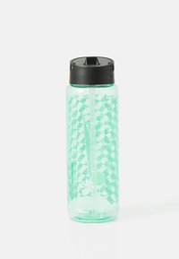 Transparante lichtgroene Nike-waterfles met zwart flip-top deksel en ingebouwd rietje, voorzien van herhaald patroon van het Nike-logo.