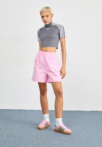 2940061 Pink Shorts