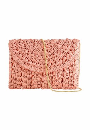 Posetă clutch roz dreptunghiulară, țesută, cu clapetă de închidere și curea subțire de lanț auriu, având o textură groasă împletită.