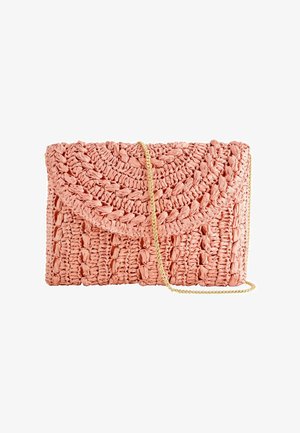 Suorakaiteen muotoinen punainen kudottu kirjekuorimainen käsilaukku, jossa on läppäkiinnitys ja ohut kullanvärinen ketjuhihna, korostettuna paksulla palmikkokuvioisella tekstuurilla.