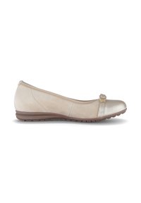 Béžové baleríny z broušené kůže se stříbrnou kovovou špičkou a ozdobným páskem s zlatým akcentem. Texturovaná gumová podrážka pro lepší přilnavost.