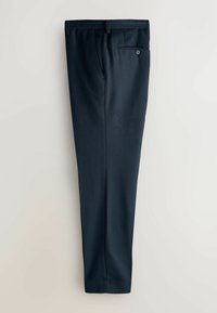 Donkerblauwe broek met een gestructureerde afwerking, voorzien van een platte voorkant, riemlussen en een enkele achterzak met knoopsluiting.