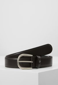 Cintura in pelle marrone con una fibbia in metallo argentato, caratterizzata da una finitura liscia e lucida e dettagli di cucitura discreti lungo i bordi.