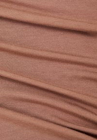 Miękki, elastyczny materiał w ciepłym odcieniu taupe, o delikatnej teksturze prążkowanej i lekko połyskujący, ułożony w łagodne fałdy.
