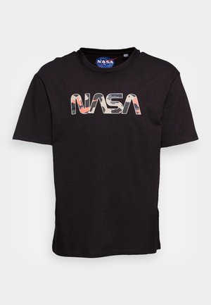 Sort kortærmet T-shirt med stort NASA-logo i beige, gråt og koral kamuflageprint over brystet.