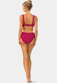 Fuksjowy bikini z prążkowanym wzorem, szerokimi ramiączkami i wysokim stanem dolnej części. Zawiera zapięcie na plecach i gładką strukturę.