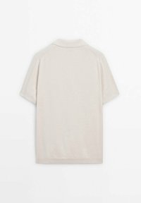 Beige poloshirt met korte mouwen en een klassieke kraag, weergegeven van achteren op een witte achtergrond.