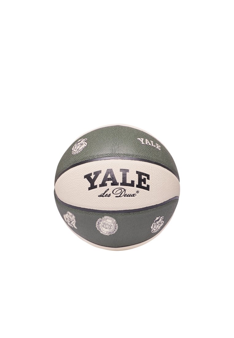 Basquetebol verde e branco com superfície texturizada, marca "Yale" e detalhes decorativos de emblemas. Forma redonda, tamanho padrão.