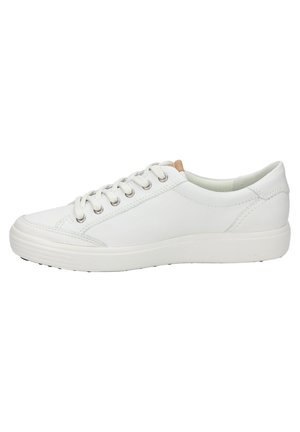 Biały niski skórzany sneaker z białymi sznurowadłami, metalowymi oczkami, przeszyciami i płaską gumową podeszwą.
