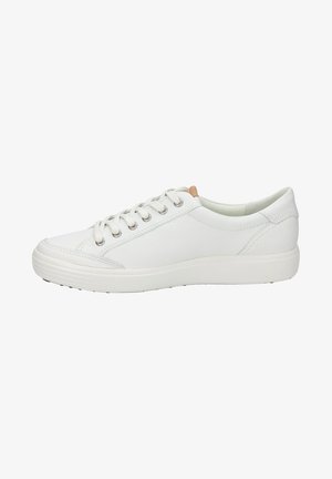Zapatilla blanca de piel de corte bajo con cordones blancos, ojales metálicos, detalles cosidos y suela plana de goma.