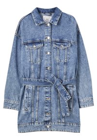 Veste en denim bleu clair, avec une taille ceinturée, deux poches poitrine, une fermeture à boutons sur le devant, et des manches longues avec un col classique.