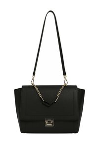 Borsa a mano in pelle nera con pattina pieghevole, dettagli in oro e tracolla con catena decorativa. Superficie strutturata con linee pulite e dettagli minimalisti.