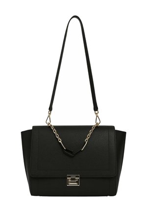 Borsa a mano in pelle nera con pattina pieghevole, dettagli in oro e tracolla con catena decorativa. Superficie strutturata con linee pulite e dettagli minimalisti.