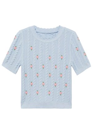 Pull en maille bleu clair à manches courtes avec motifs torsadés et petites fleurs roses brodées régulièrement réparties sur le devant et les manches.