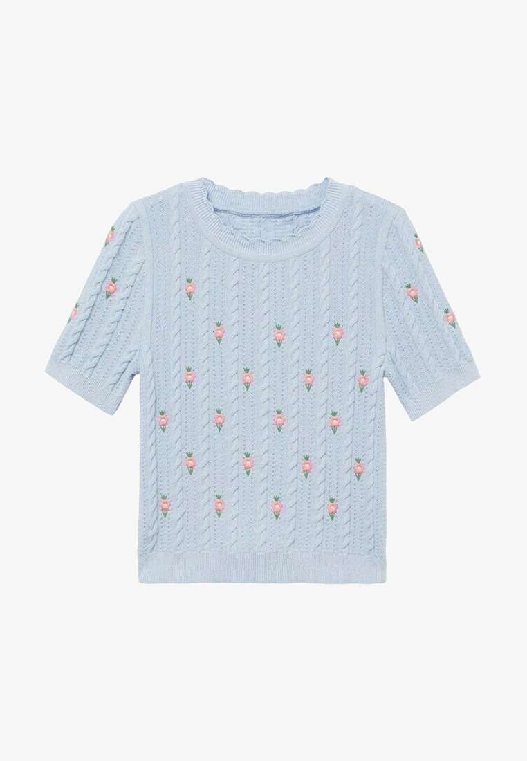 Pull en maille bleu clair à manches courtes avec motifs torsadés et petites fleurs roses brodées régulièrement réparties sur le devant et les manches.