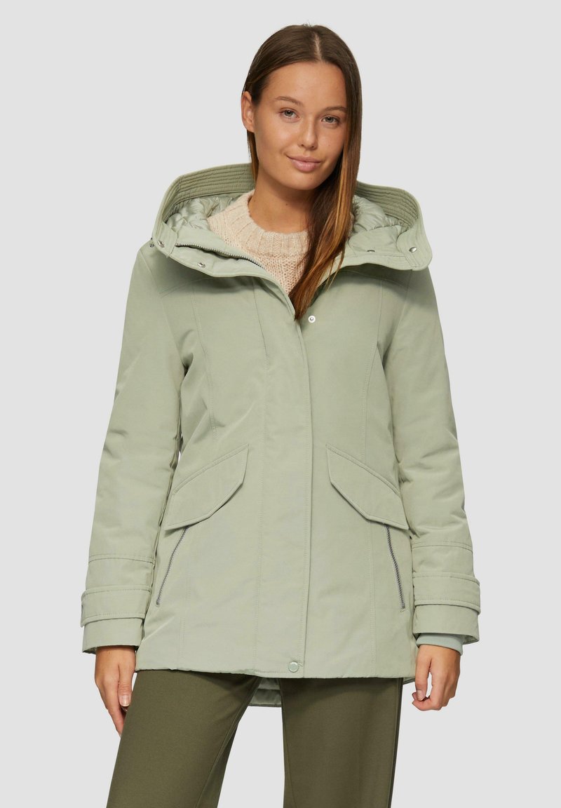 Veste isolée vert clair avec capuche, dotée de grandes poches latérales, d'une fermeture à bouton et de détails côtelés sur la capuche.