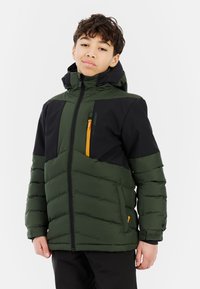 Groene en zwarte pufferjack met capuchon, met doorgestikte secties, een oranje ritszak en een gestructureerde afwerking. Lichtgewicht en geïsoleerd.