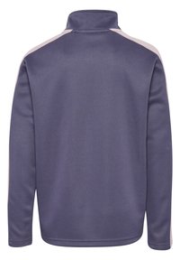 Dunkellila Pullover mit langen Ärmeln und hohem Kragen. Verfügt über kontrastierende pinke Akzente an den Schultern und eine glatte Stofftextur.
