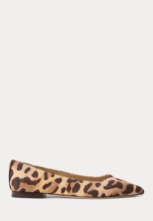 Zapato plano de punta puntiaguda con tejido de estampado de leopardo y tacón bajo marrón oscuro sobre fondo neutro.