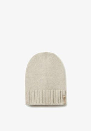 Hellbeige gestrickte Mütze mit geripptem Bündchen und kleinem Stoffetikett mit der Aufschrift "Falconeri" an der Seite.