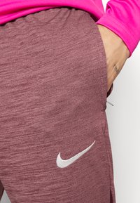 Nike Performance M NK DF ACD TRK PNT KP FP HT - Calças de fato de treino - dark beetroot/summit white
