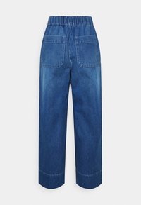 Pantalones de mezclilla azul con cinturilla elástica, dos bolsillos traseros de parche y piernas rectas anchas sobre un fondo blanco.