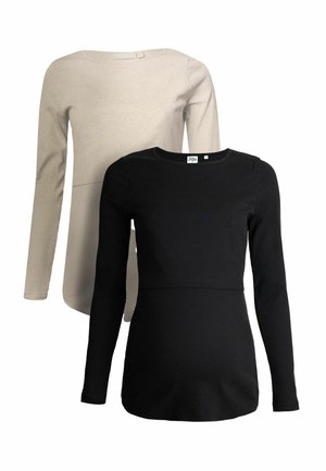 Twee langemouwen tops: één beige, één zwart, beide gemaakt van ribbelstof. De zwarte top heeft een ronde halslijn en een aansluitend ontwerp.