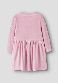 Roze geribde jurk met lange mouwen, een geraffineerde taille en een ronde halslijn, met een gemêleerde stof en subtiele verticale strepen.