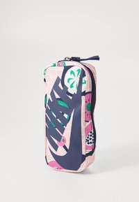 Nike Federmäppchen in Pink mit floralen Mustern. Verfügt über ein großes marineblaues Logo, einen Reißverschluss und eine rechteckige Form. Strukturiertes Material.
