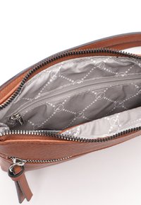 Borsa a tracolla in pelle marrone con chiusura con zip, dotata di una superficie liscia e una fodera interna grigia a motivo.