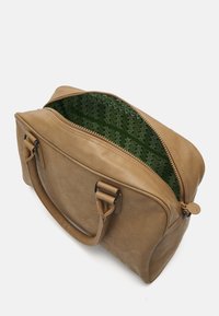 Brązowa skórzana torba z podwójnymi uchwytami, zamknięciem na zamek i wzorzystym zielonym wnętrzem. Gładka tekstura i wyraźny kształt.