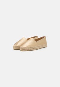 Espadrillas in tessuto dorato con una texture liscia, punta a mandorla e suola in corda di juta. Design semplice con lati tagliati per la traspirabilità.