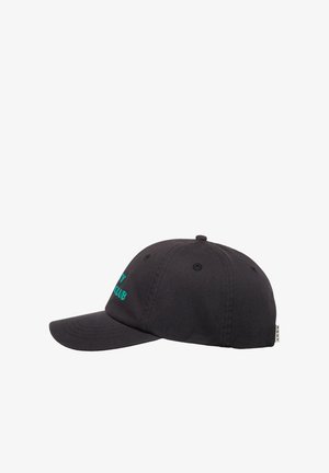 Gorra de béisbol negra de algodón con visera curvada y texto bordado en color verde azulado parcialmente visible en el lado frontal izquierdo.