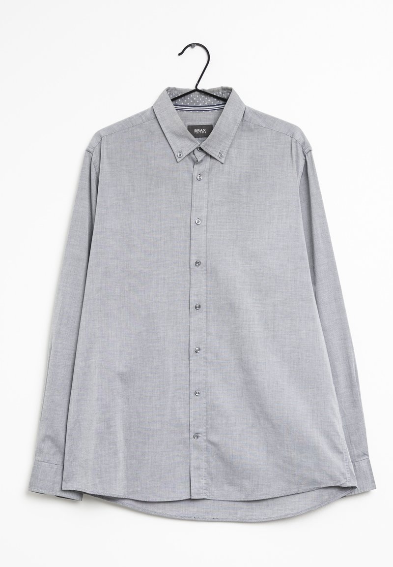 Chemise gris clair à manches longues, boutonnée, avec col boutonné, suspendue sur un cintre noir sur fond blanc.