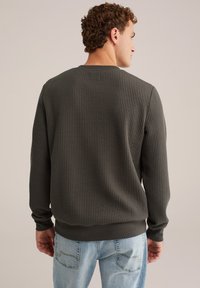 Hanorac texturat de culoare gri închis, cu manșete și tiv cu model canalat, având un gât rotund și un model de tricotare waffle pentru un plus de detaliu.