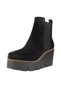 Bottine en suède noir avec une semelle épaisse à plateforme, dotée de panneaux latéraux élastiques et d'un design à bout rond. Dessus texturé avec des accents lisses.