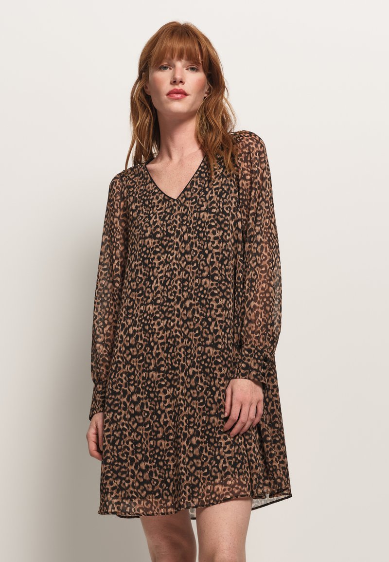 Vestido de estampado de leopardo en una tela ligera y transparente. Diseño de cuello en V con mangas largas y un corte holgado, con una cintura fruncida para mayor movimiento.