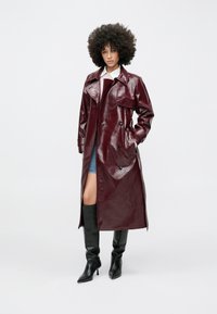 HUGO MISANDO - Trenchcoat - dark purple