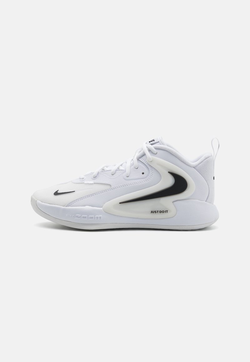 Hvid sportsko med et strømlinet design, mesh-overdel, sorte detaljer nær hælen og "JUST DO IT" trykt på siden. Gummisål.