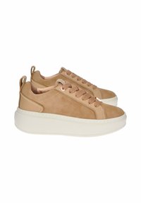 Sneakers platform in suede marrone chiaro con suole spesse bianche, punte arrotondate, linguette per il tallone e lacci brown abbinati, vista laterale, coppia allineata.