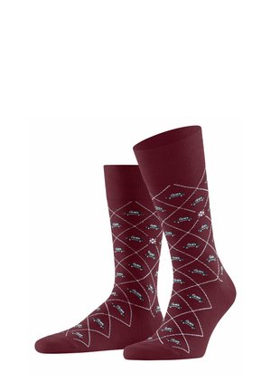 Chaussettes bordeaux avec un motif de diamants et de petites voitures vertes, poignets côtelés et texture lisse.