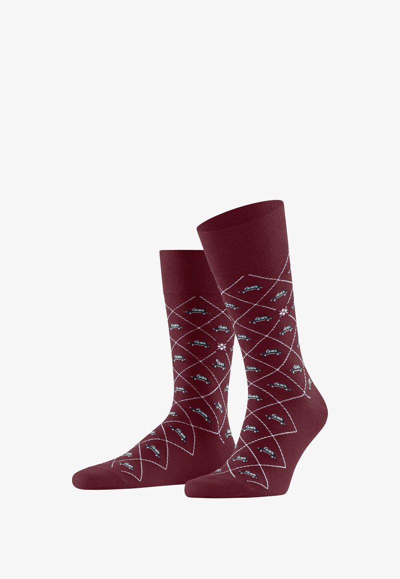 Bordowe skarpetki z wzorem w romby, z małymi zielonymi samochodami, ściągaczami oraz gładką fakturą.