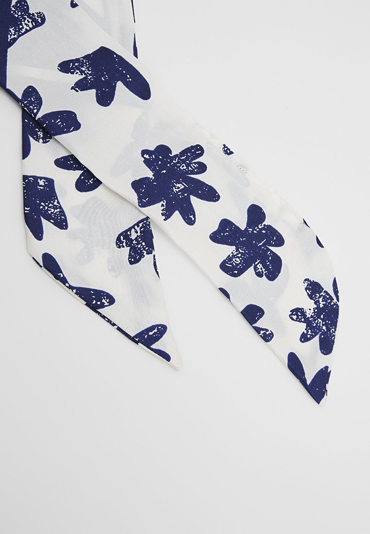 Foulard bianco con motivo floreale blu navy. Realizzato in tessuto leggero, con estremità appuntite e una texture liscia.