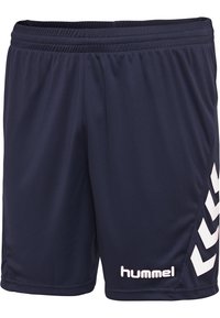 Granatowe krótkie spodenki sportowe z elastyczną talią, białe paski w kształcie szewronu po bokach i logo "hummel" na przedniej dolnej części prawej nogawki.