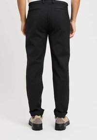 Pantaloni neri classici con vestibilità dritta, dotati di due tasche posteriori, una texture morbida e orli rifiniti.