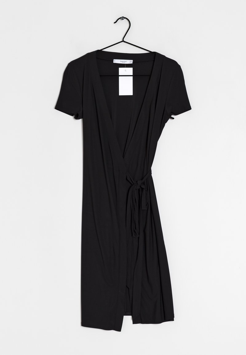 Vestido negro envolvente hecho de tela suave, con mangas cortas, escote en V profundo, cinta de tela en la cintura y dobladillo recto. Etiqueta visible adjunta.