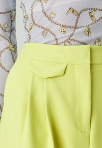 HUGO HELEPHER - Pantalon classique - bright green