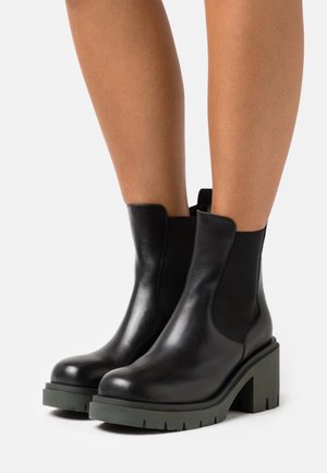 GIRLS AND FUN - Enkellaarsjes met plateauzool - black/army