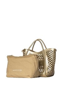 Borsa tote perforata dorata con doppi manici e una pochette beige, caratterizzata da un logo bianco. La texture è liscia con ritagli geometrici.