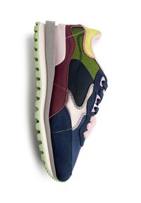 Baskets multicolores avec des panneaux bleu marine, vert et bordeaux. Confectionnées en daim et en mesh avec une semelle en caoutchouc verte et des accents roses.